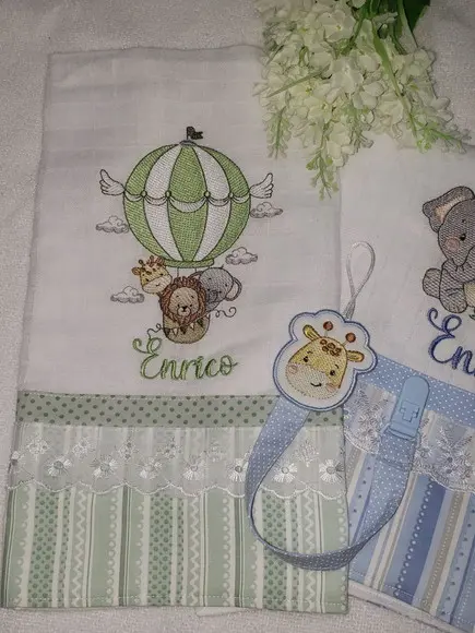 Kit 2 Fraldas Bordadas + 1 Prendedor de Chupeta