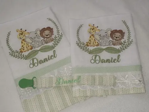 Kit 2 Fraldas Bordadas + 1 Prendedor de Chupeta