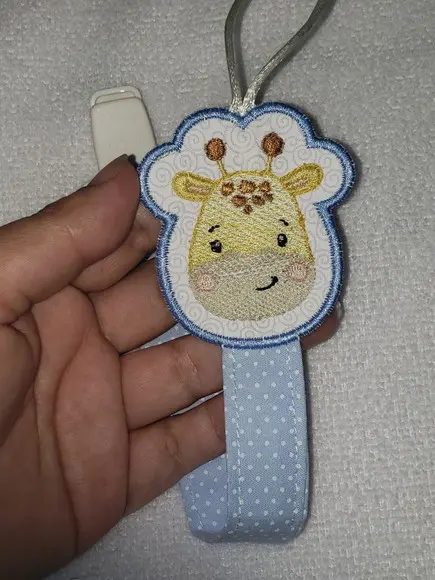 Kit 2 Fraldas Bordadas + 1 Prendedor de Chupeta