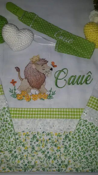 Kit 3 Fraldas Bordadas + Prendedor de Chupeta