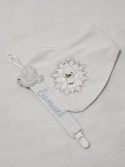 Kit Babador Bordado e Prendedor de Chupeta para Batizado