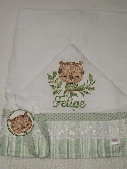 Kit Toalha Fralda Capuz Personalizada + Prendedor de Chupeta