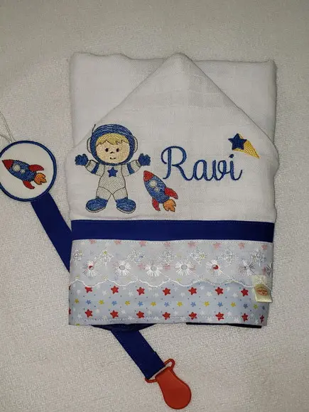 Kit Toalha Fralda Capuz Personalizada + Prendedor de Chupeta