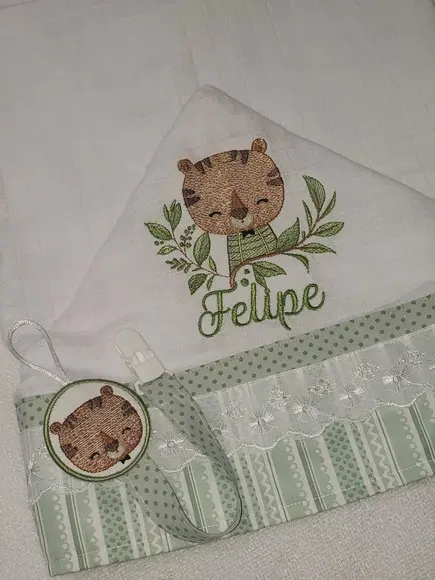 Kit Toalha Fralda Capuz Personalizada + Prendedor de Chupeta