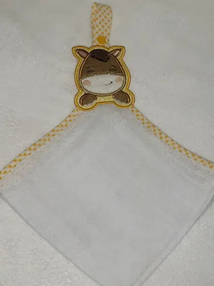 Paninho de Boca Bordado com Bichinho e Prendedor de Chupeta