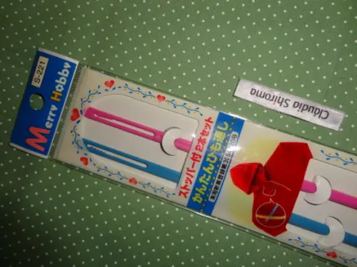 Passador de elásticos, fitas e cordões