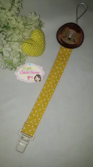 Prendedor de chupeta bordado