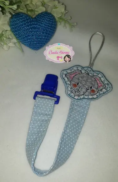 Prendedor de chupeta bordado