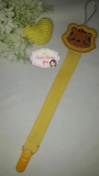 Prendedor de chupeta bordado
