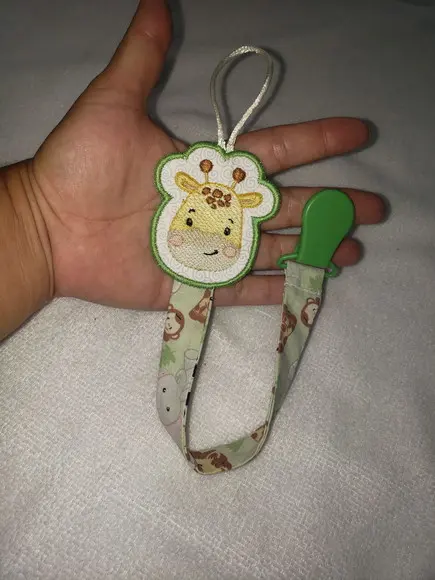 Prendedor de Chupeta Bordado