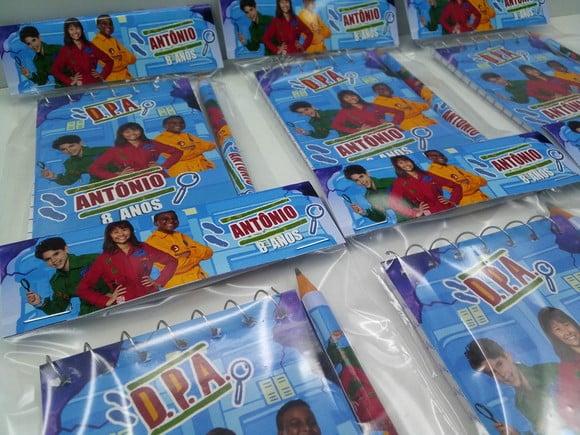 Bloquinho + Mini Lápis + Lapela Personalizada Detetives