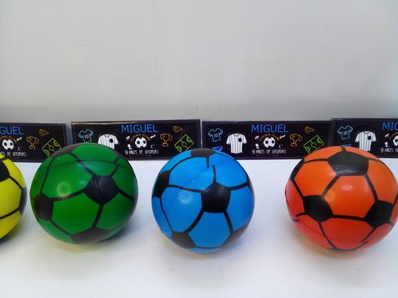 Bola Futebol 6 cm Macia + Lapela Tema Futebol