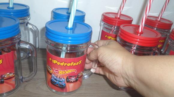 Caneca Acrílica com Tampa e Canudo Liso Tema Hot Wheels