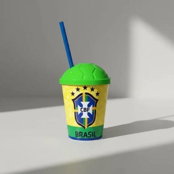Copos Tema Copa do Mundo Brasil + Tampa Futebol 370ml