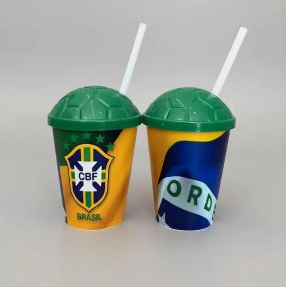 Copos Tema Copa do Mundo Brasil + Tampa Futebol 370ml