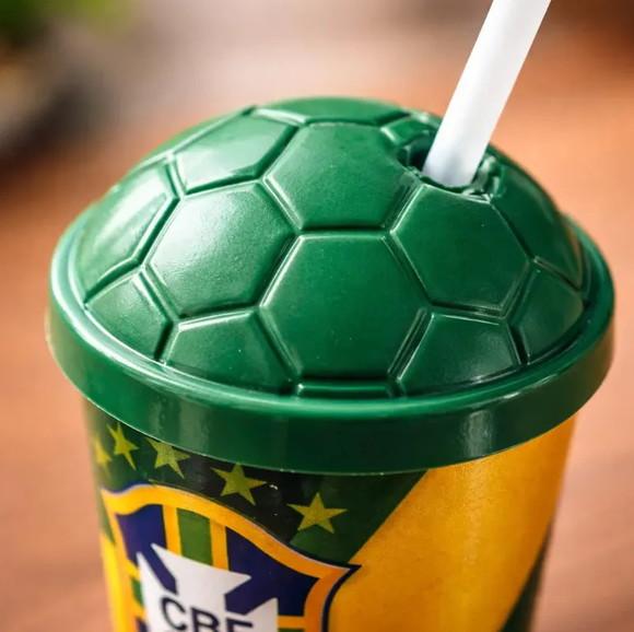Copos Tema Copa do Mundo Brasil + Tampa Futebol 370ml