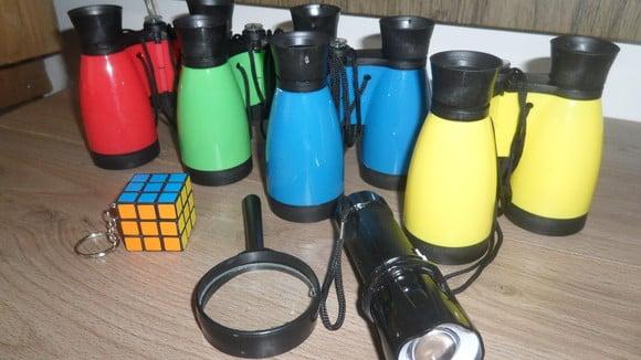 Kit Binoculo + Lanterna + Lupa + Mini Chaveiro Cubo Mágico
