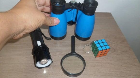 Kit Binoculo + Lanterna + Lupa + Mini Chaveiro Cubo Mágico