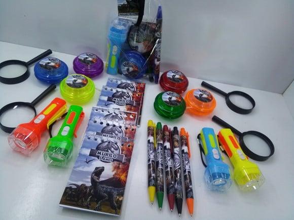 Kit Bloquinho + Caneta + Lanterna + Lupa + Ioiô Dinossauro