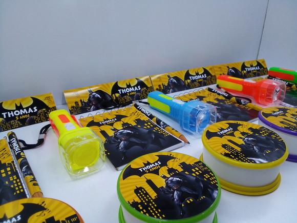 Kit Bloquinho + Mini Lápis + Lanterna + Copo Retrátil Batman