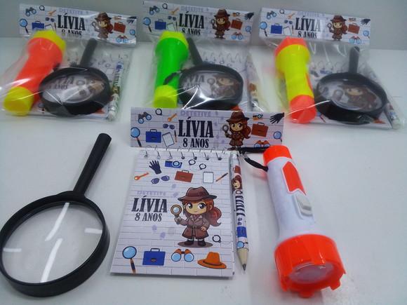 Kit Bloquinho + Mini Lápis + Lanterna + Lupa Detive Menina