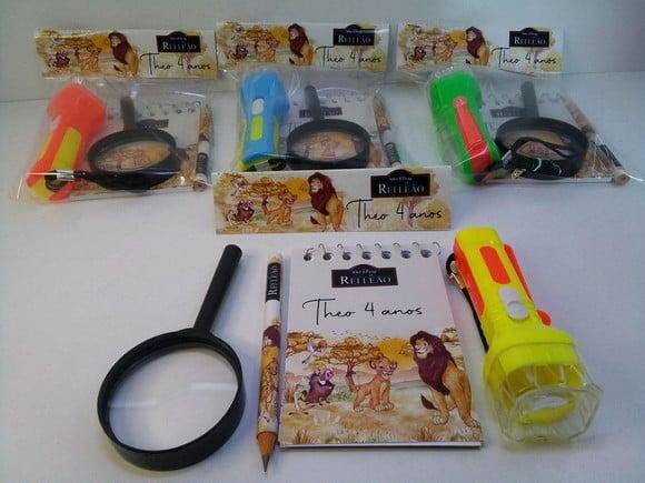 Kit Bloquinho + Mini Lápis + Lanterna + Lupa Rei Leão