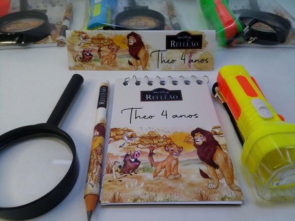 Kit Bloquinho + Mini Lápis + Lanterna + Lupa Rei Leão