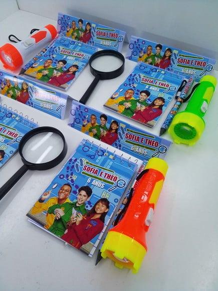 Kit Bloquinho + Mini Lápis + Lanterna + Lupa Tema Detetive