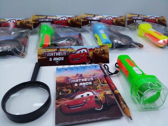 Kit Bloquinho + Mini Lápis + Lanterna + Lupa Tema Carros