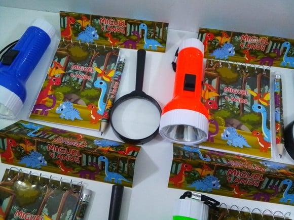 Kit Bloquinho + Mini Lápis + Lanterna + Lupa Tema Dinossauro