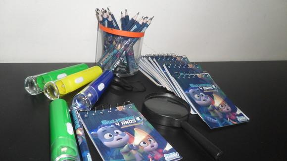 Kit Bloquinho + Mini Lápis + Lanterna + Lupa Tema Detetives