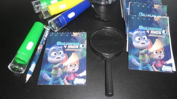 Kit Bloquinho + Mini Lápis + Lanterna + Lupa Tema Detetives