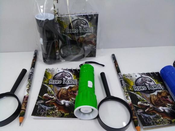 Kit Bloquinho + Mini Lápis + Lanterna + Lupa Tema Dinossauro