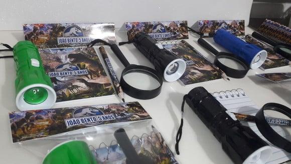 Kit Bloquinho + Mini Lápis + Lanterna + Lupa Tema Dinossauro