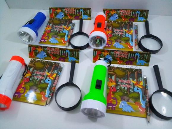 Kit Bloquinho + Mini Lápis + Lanterna + Lupa Tema Dinossauro