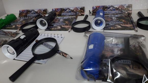 Kit Bloquinho + Mini Lápis + Lanterna + Lupa Tema Dinossauro