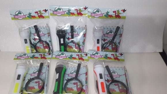 Kit Bloquinho + Mini Lápis + Lanterna + Lupa Tema Dinossauro