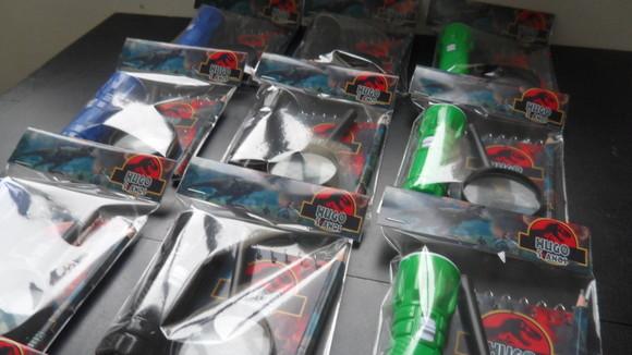 Kit Bloquinho + Mini Lápis + Lanterna + Lupa Tema Dinossauro
