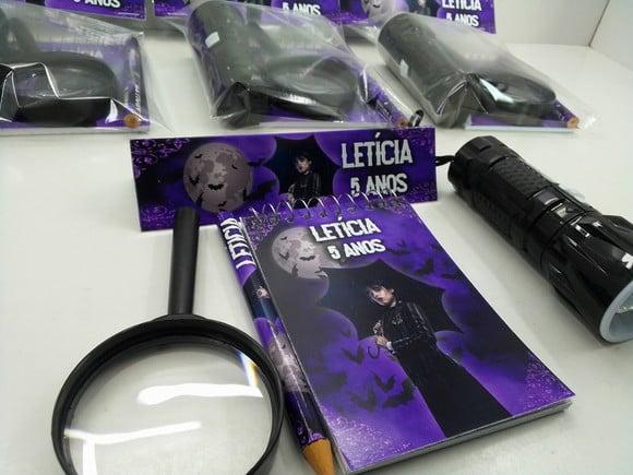 Kit Bloquinho + Mini Lápis + Lanterna + Lupa Tema Wandinha