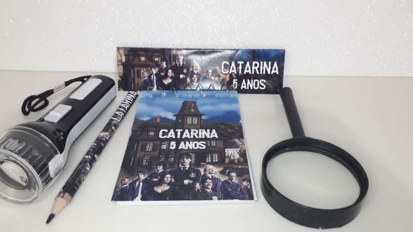 Kit Bloquinho + Mini Lápis + Lanterna + Lupa Tema Wandinha