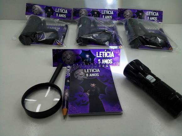 Kit Bloquinho + Mini Lápis + Lanterna + Lupa Tema Wandinha