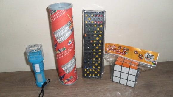 Kit Brinquedo:pega Varetas + Dominó + Lanterna + Cubo Mágico