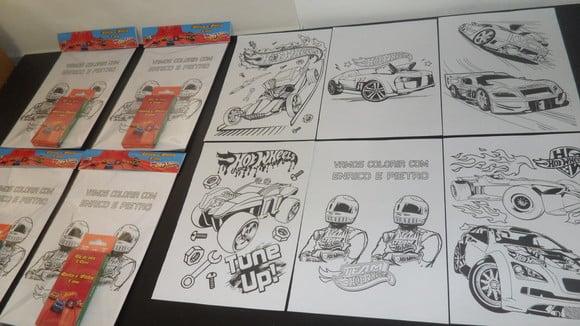 Kit de Desenhos para Colorir com Giz de Cera Tema Hot Wheels