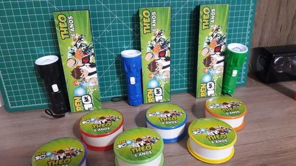 Kit Domino + Copo Retratil + Lanterna Tema Ben 10
