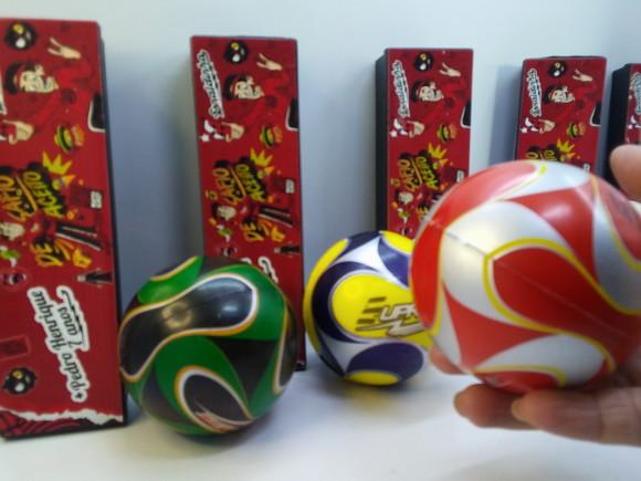 Kit Dominó + Mini Bola Macia 6x6cm Tema Edinaldinho