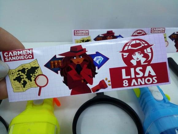 Kit Lanterna + Lupa no Tema Detetive Carmen Sandiego