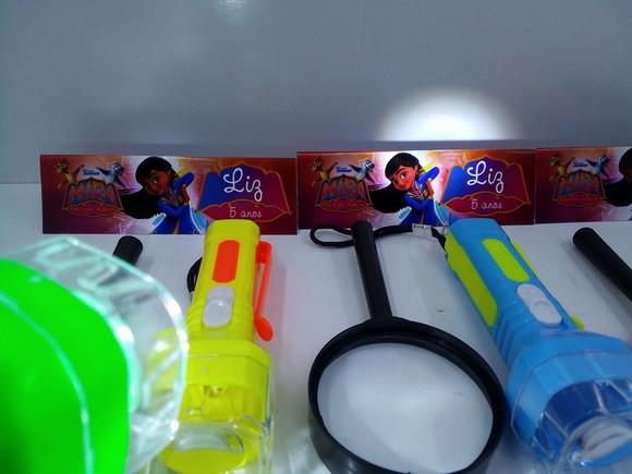 Kit Lanterna + Lupa no Tema Detetive Mira