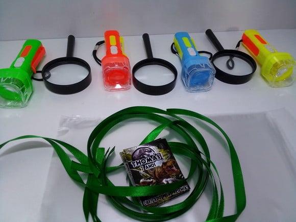Kit Lanterna + Lupa Tema Dinossauro +saquinho + Tag e Fita