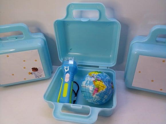 Kit Maletinha Plástica + Lanterna + Mini Bola Macia 6x6cm