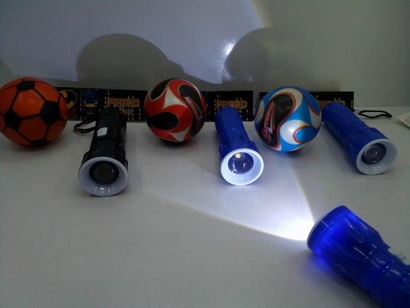 Kit Mini Bola 6x6cm Cores Sortidas + Lanterna Tema Batman